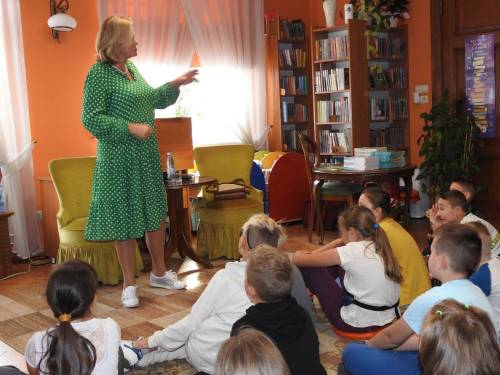 Zdjęcie z wydarzenia o nazwie Festiwal Książki Dziecięcej w Pruszczu Gdańskim, na zdjęciu dzieci podczas zajęć.